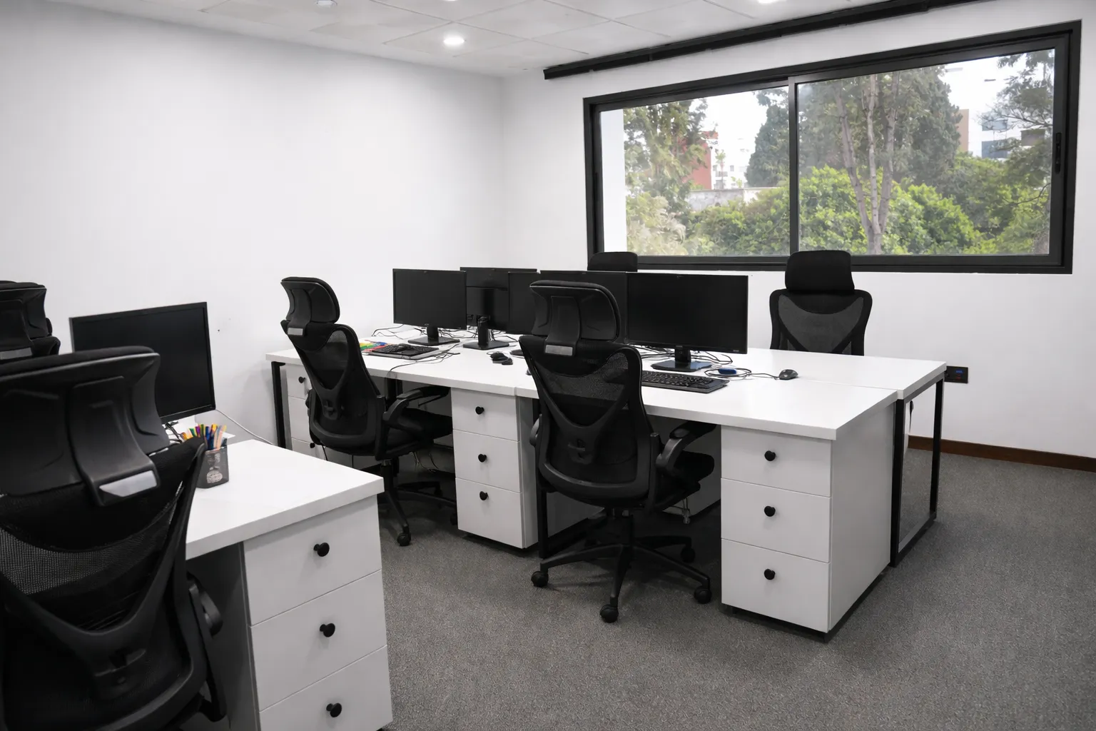 Bureau Privé – 6 Postes (18 m²)