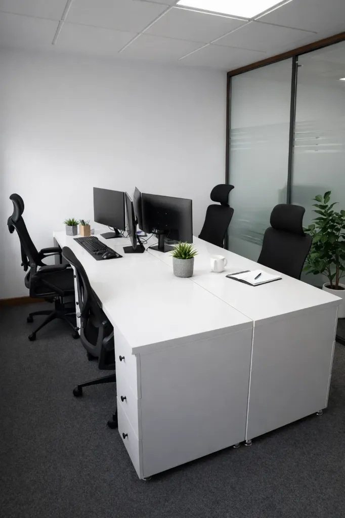 [111] Bureau Privé – 4 Postes (11m²)